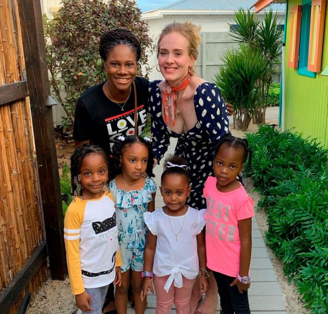 A primeira vez que Adele havia chamado a atenção por causa de sua silhueta mais magra foi após surgir em uma foto com fãs durante sua viagem à Anguilla, uma ilha no Caribe. No clique, a cantora britânica posou com grupo de crianças e acabou viralizando na web por conta de sua aparência. Alguns internautas ficaram surpresos pela mudança e um debate se criou entre os que achavam que Adele não estava parecendo saudável e aqueles que saíram em defesa da cantora. De quebra, teve gente que até a comparou com a atriz Sarah Paulson...