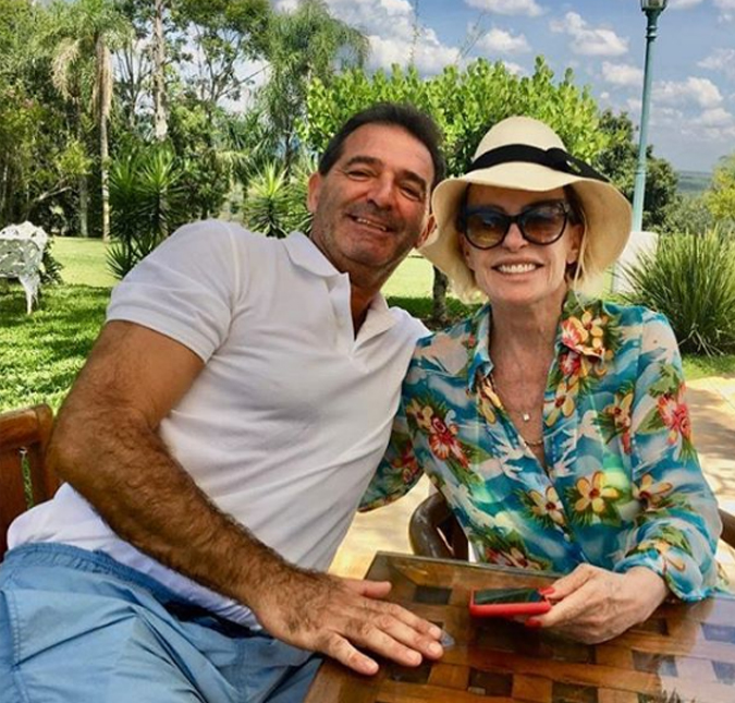 Ana Maria Braga posa ao lado do namorado e deseja amor aos seguidores