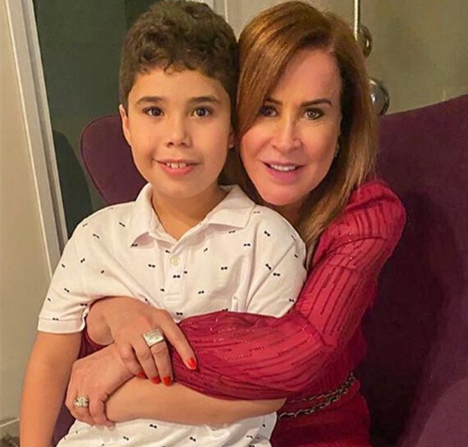 Zilu Camargo compartilha foto ao lado de seu primeiro neto e se declara para o garoto