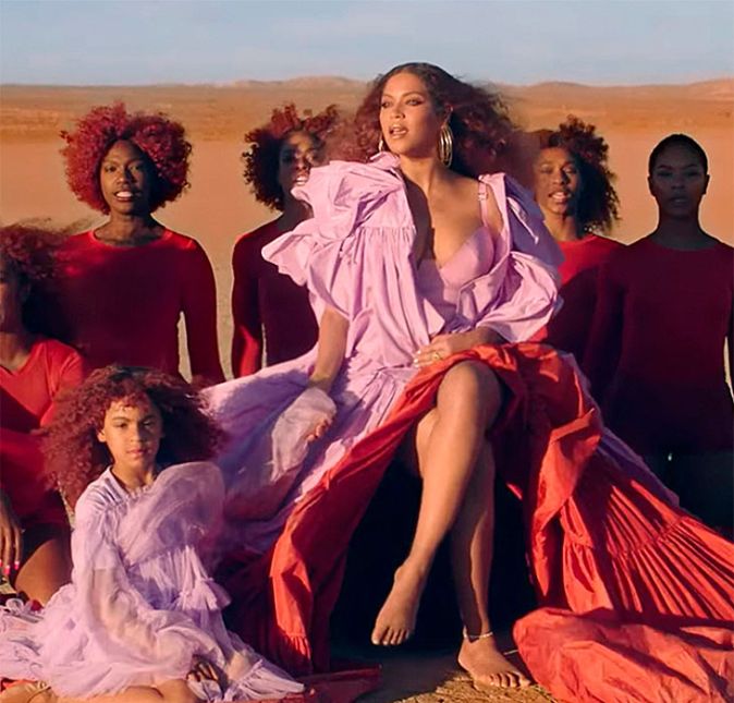 Blue também combinou o look com a mamãe ao fazer uma participação especial no clipe de Spirit - com direito a cabelos ruivos! Blue também combinou o look com a mamãe ao fazer uma participação especial no clipe de Spirit - com direito a cabelos ruivos!