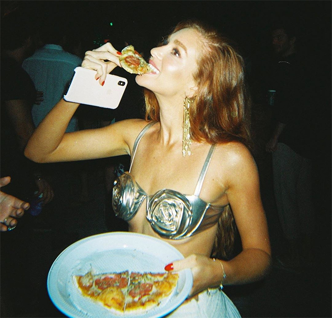 Marina Ruy Barbosa posta foto comendo e rebate seguidor que afirmou que ela <i>vomitou para não engordar</i>