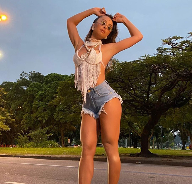 Sabrina Sato usa <i>shorts</i> curtíssimos e <i>top</i> branco para cair no samba, confira vídeos!