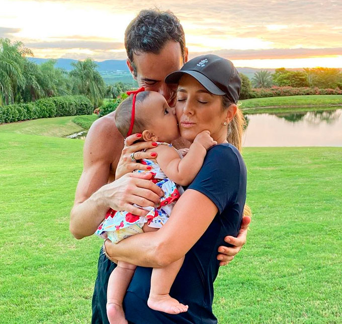 Ticiane Pinheiro e César Tralli surgem agarradinhos com a filha em clique fofo: <i>Sanduíche de amor</i>