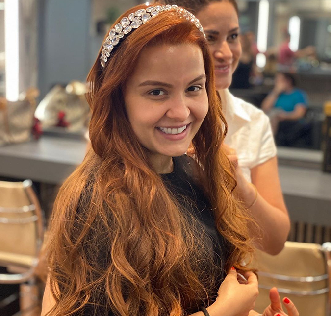 Após suposto término com Fernando, Maiara aparece sorridente e exibe novo visual: <i>- Estava precisando</i>