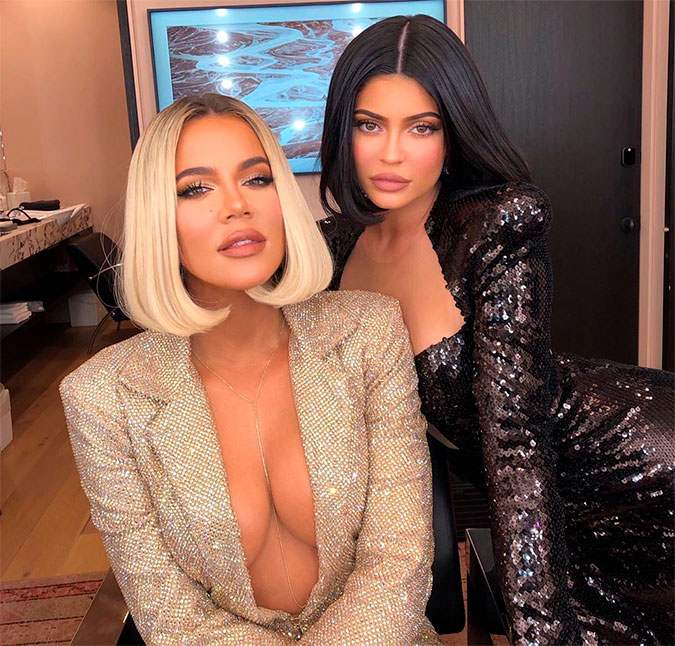 Em vídeo antigo, Khloé Kardashian aparece irreconhecível enquanto dá banho em Kylie Jenner; assista!