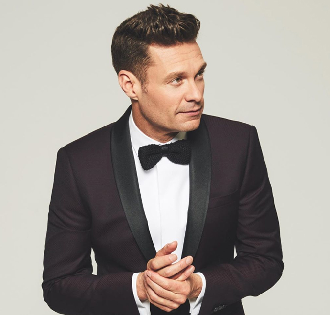 Apresentador Ryan Seacrest cai da cadeira em programa ao vivo e viraliza na <i>internet</i>