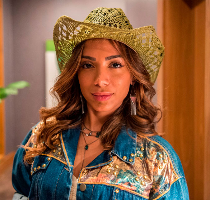 Anitta exibe <I>look</I> de sua personagem em <I>Amor de Mãe</I> e nega beijos em Thiago Martins nos bastidores: - <I>Somente em cena</I>
