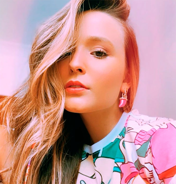 Larissa Manoela vive influenciadora viciada em celular em <i>Modo Avião</I>; assista ao <I>trailer</I>!
