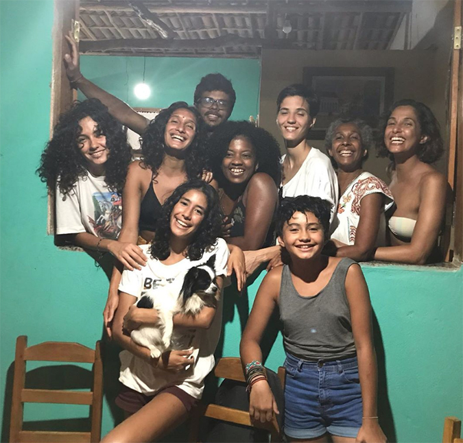 Ao lado da namorada e da filha, Camila Pitanga curte dias de férias na Chapada Diamantina