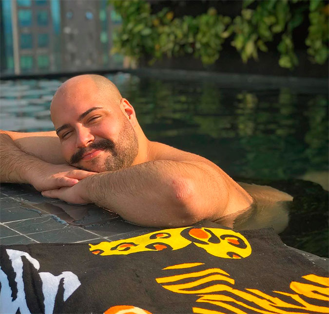 Tiago Abravanel estaria namorando produtor do <I>SBT</i> há quatro anos, diz jornal