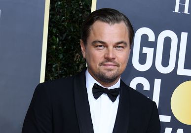 Ator de <I>Grease</i> confirma <I>affair</I> de filha com Leonardo DiCaprio, mas nega logo em seguida após receber puxão de orelha