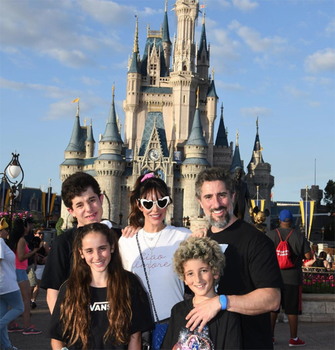 Na Disney, Marcos Mion publica fotos com a família e se declara: <i>Meus três corações que pularam para fora do peito</i>