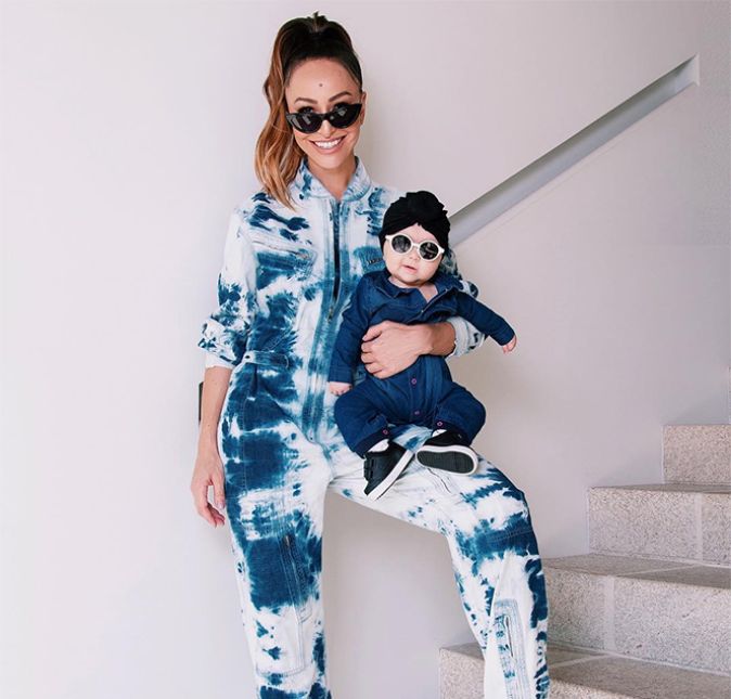 Quando Zoe tinha poucos meses de vida, a musa postou essa foto das duas e brincou: As duas de macacão jeans, óculos de sol e um sorriso no rosto. Adoro copiar o look da minha filha. Isso porque falei que não faria isso. Nunca diga dessa água não bebereis, Sabrina! Quando Zoe tinha poucos meses de vida, a musa postou essa foto das duas e brincou: As duas de macacão jeans, óculos de sol e um sorriso no rosto. Adoro copiar o look da minha filha. Isso porque falei que não faria isso. Nunca diga dessa água não bebereis, Sabrina!