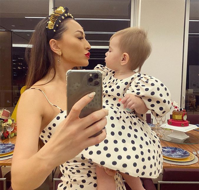 A mania de combinar as roupas dura até os dias de hoje. Recentemente, no Natal de 2019, elas estavam com vestidos brancos de bolinhas pretas. Que coisa fofa! A mania de combinar as roupas dura até os dias de hoje. Recentemente, no Natal de 2019, elas estavam com vestidos brancos de bolinhas pretas. Que coisa fofa!