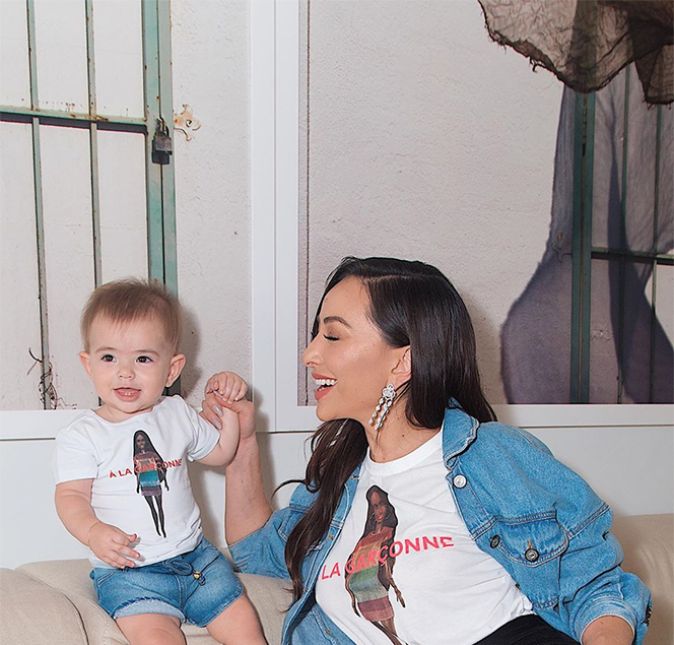 Seja em produções mais glamourosas ou até mais despojadas, a apresentadora adora estar de par de vaso com a filha! Aqui as duas apostaram em jeans e camiseta. Seja em produções mais glamourosas ou até mais despojadas, a apresentadora adora estar de par de vaso com a filha! Aqui as duas apostaram em jeans e camiseta.