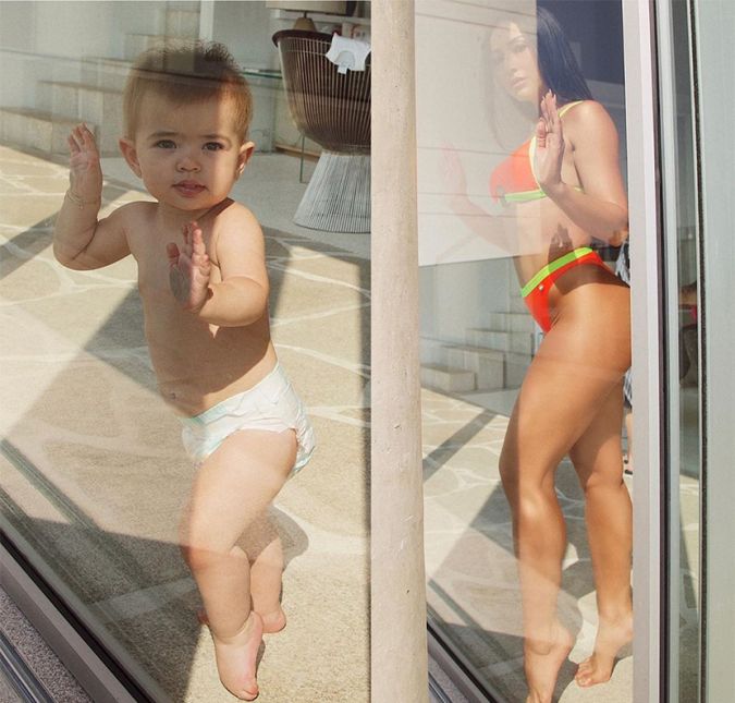 E não é só nos looks que elas se copiam. Olha só que coisa mais fofa elas na mesma pose! E não é só nos looks que elas se copiam. Olha só que coisa mais fofa elas na mesma pose!