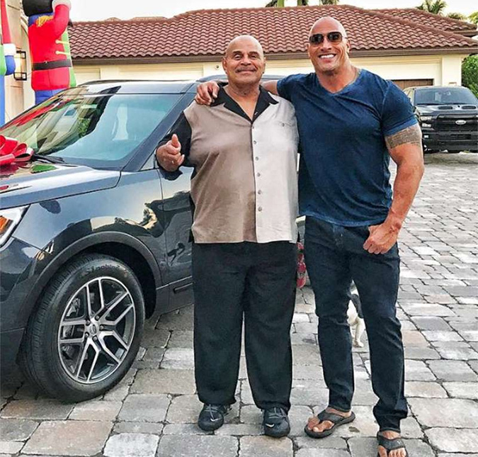 Dwayne Johnson, o The Rock, escreve texto emocionante após a morte do pai: <i>Você foi arrancado de mim</i>