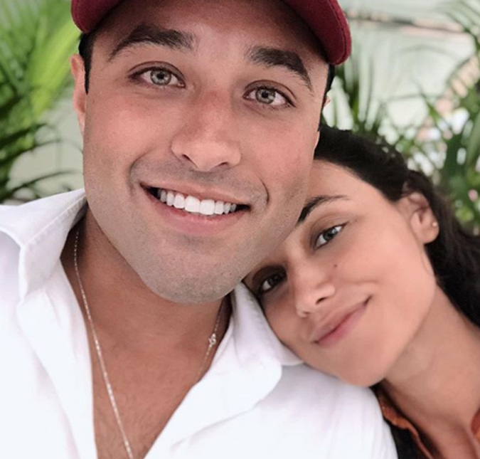 Débora Nascimento compartilha foto ao lado do irmão e <i>web</i> enlouquece!