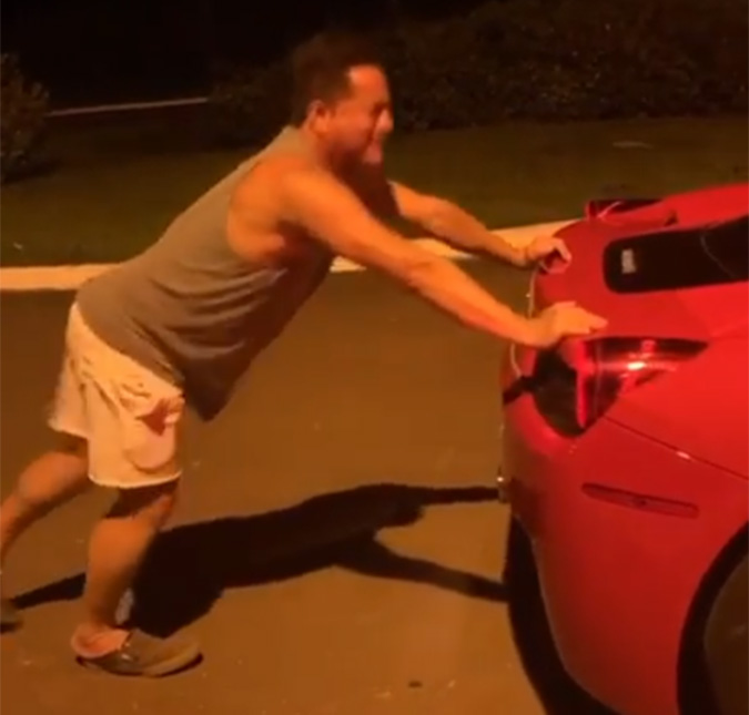 Leonardo empurra carro após a gasolina acabar: <i>- De que adianta ter Ferrari?</i>; assista ao vídeo!