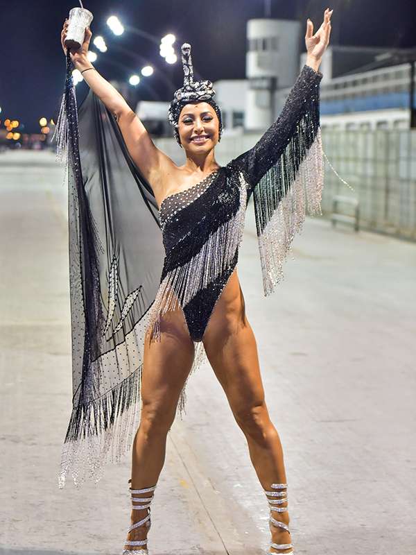 Com body cavado e fiodental, Sabrina Sato cai no samba em ensaio