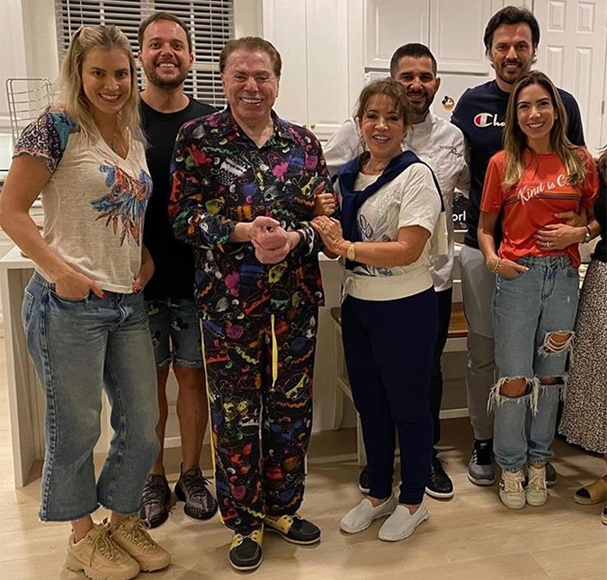 Silvio Santos aparece de pijama estampado em foto com a família