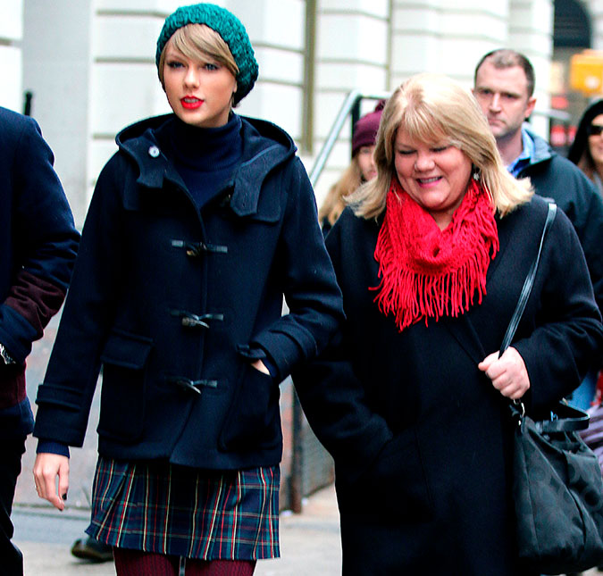 Taylor Swift revela que sua mãe está com um tumor no cérebro: - <I>Nós não sabemos o que vai acontecer</I>