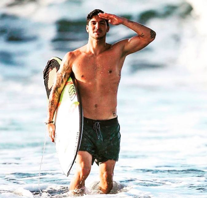 Nem precisamos dizer que Gabriel Medina é extremamente conhecido, não é? O surfista tem mais de oito milhões de seguidores no Instagram e já se deu bem em inúmeras competições. Medina é conhecido por ser bi-campeão mundial da Liga Mundial de Surf e foi o primeiro brasileiro a ganhar um mundial no esporte. E o atleta é conhecido também pelas polêmicas que anda causando fora das águas do mar. Eita! A seguir, confira outros surfistas que bombam nas redes sociais!