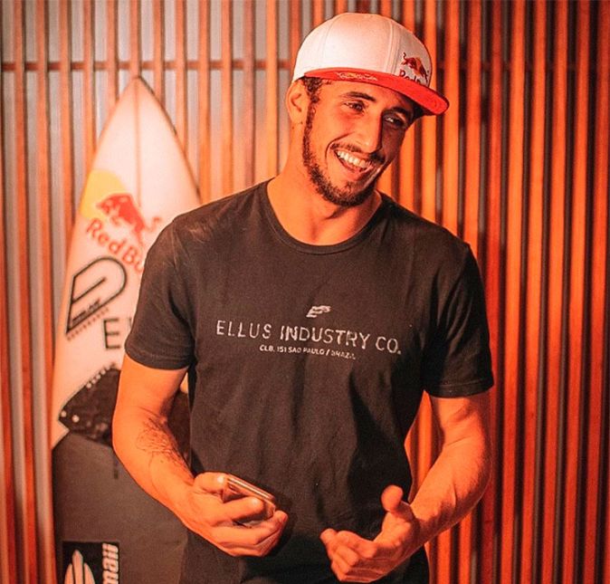 Com mais de 700 mil seguidores no Instagram, Lucas Chumbo foi um dos participantes que estava em busca do prêmio de um milhão e meio de reais no Big Brother Brasil 20 e de quebra tentou o prêmio também de No Limite! E muitos telespectadores se surpreenderam ao saber que Lucas, na verdade, era surfista, e que já se destacou em diversos campeonatos como o Nazaré Challenge, em 2017, onde foi campeão. Ele também levou o troféu Surfer Awards, em 2018, e já foi citado nas listas Best Perfomance Overall XXL, de melhor performance masculina, em 2017 e 2018.
