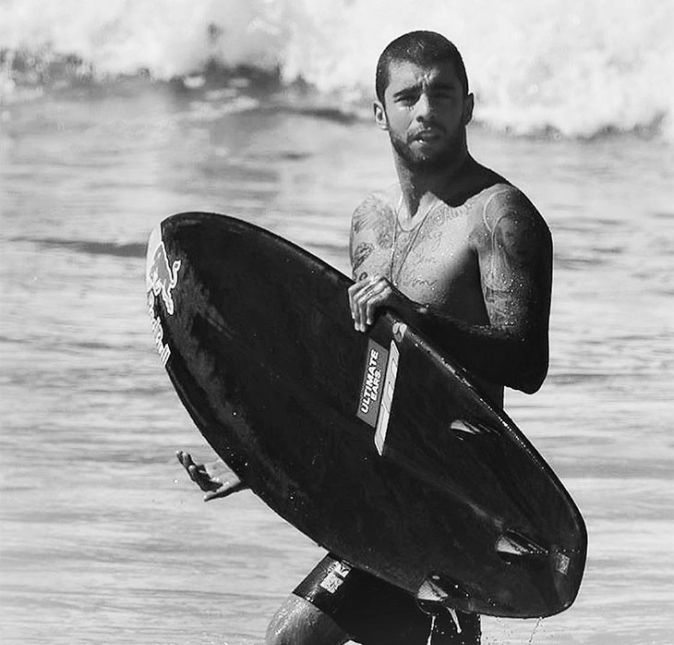 Pedro Scooby também surfa muito! Com mais de um milhão de seguidores no Instagram, o surfista também é conhecido pelas famosas com quem já se relacionou, como Luana Piovani, Anitta e, atualmente, a modelo Cintia Dicker. Em 2012, ele foi eleito pela Revista Alma Surf como o melhor freesurfer, sua categoria dentro do surf. E em 2022 participou do BBB.