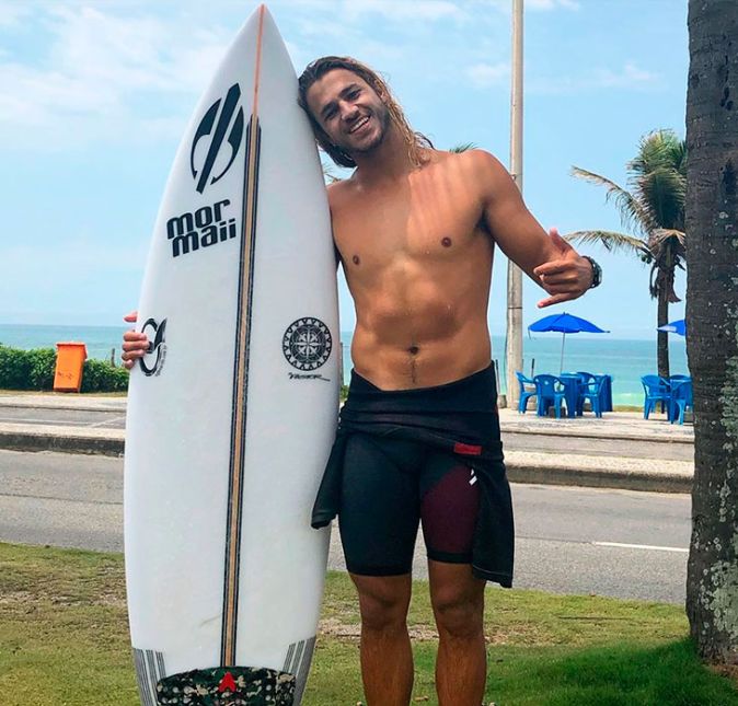 Caio Vaz também é surfista e foi duas vezes campeão mundial de stand up paddle! O atleta tem mais de 150 mil seguidores no Instagram e namora a atriz Isabella Santoni.