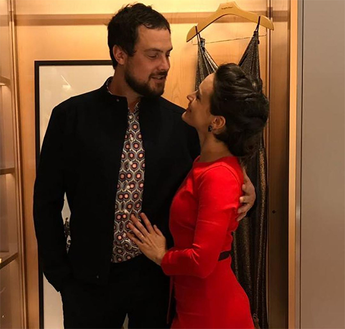 Bianca Bin e Sergio Guizé posam apaixonados antes de evento!