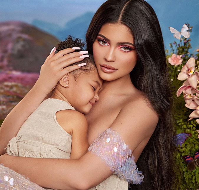 Kylie Jenner e Travis Scott vão gastar aproximadamente 400 mil reais na festa de aniversário da filha, diz <i>site</i>
