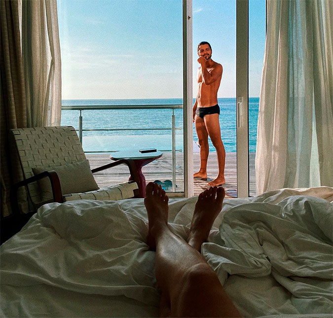 Agatha Moreira compartilha foto de Rodrigo Simas só de sunga e diz: <I>Acordar com essa vista...</I>