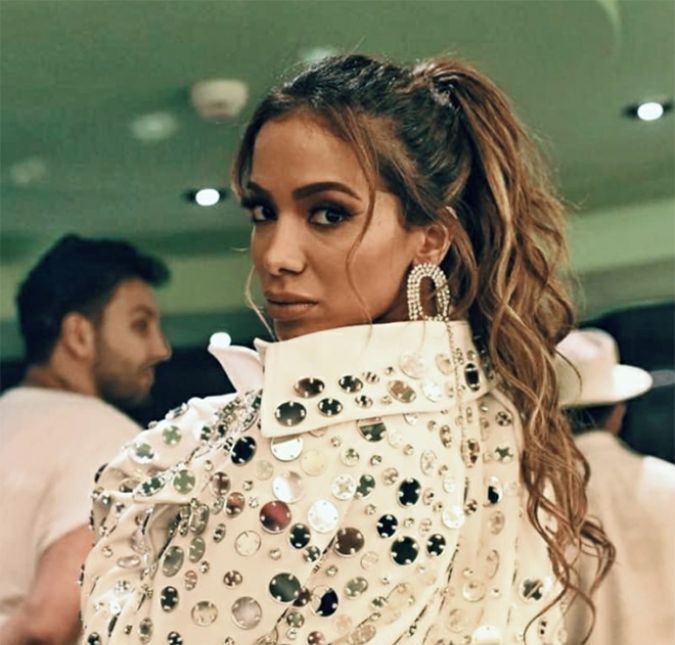 Anitta, aliás, até brinca com os rumores sobre sua vida amorosa e, certa vez, declarou: - Vocês sabem que eu, quando estou solteira, saio transando com qualquer coisa que cruze meu caminho. Homem, mulher, cachorro. Cachorro não, que não se pode, mas assim vou..., disse aos risos.