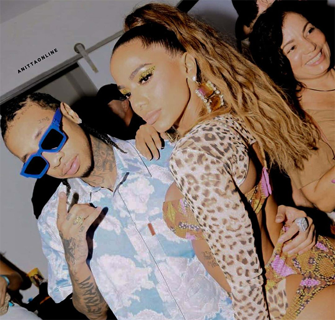 Com <i>look</i> animal print e um fio-dental daqueles, Anitta arrasa em <i>show</i> e ganha visita do <i>rapper</i> Tyga, ex de Kylie Jenner
