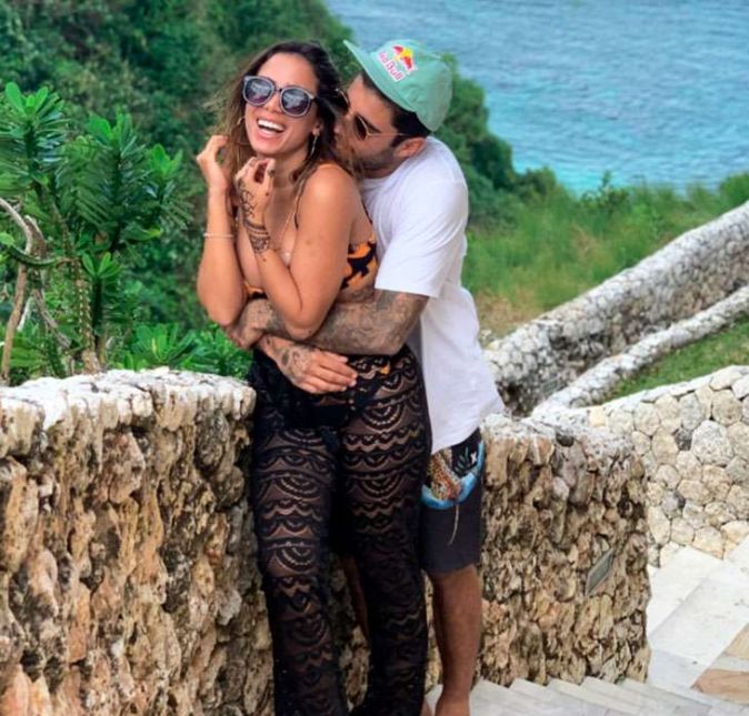 Para quem não se lembra, Anitta os dois tiveram um namoro rápido e intenso, deixando margem para até o pessoal achar por aí que eles tinham casado e queriam aumentar a família. Mas não foi isso que aconteceu. Assim como começou de forma relâmpago, o namoro também chegou ao fim de um jeito bem repentino, pegando todo mundo de surpresa. Eles assumiram o relacionamento no final de maio de 2019, depois de serem flagrados juntos durante uma festa na Tailândia. Eles curtiram toda a viagem em clima de romance e surpreenderam ao postar fotos para lá de apaixonadas na web. A relação chegou ao fim em agosto do mesmo ano e a beldade sumiu das redes sociais e ficou um tempo off da carreira, não dando explicações sobre o que teria acontecido. O ex-marido de Luana Piovani foi mais direto e entregou que ela terminou tudo por telefone.