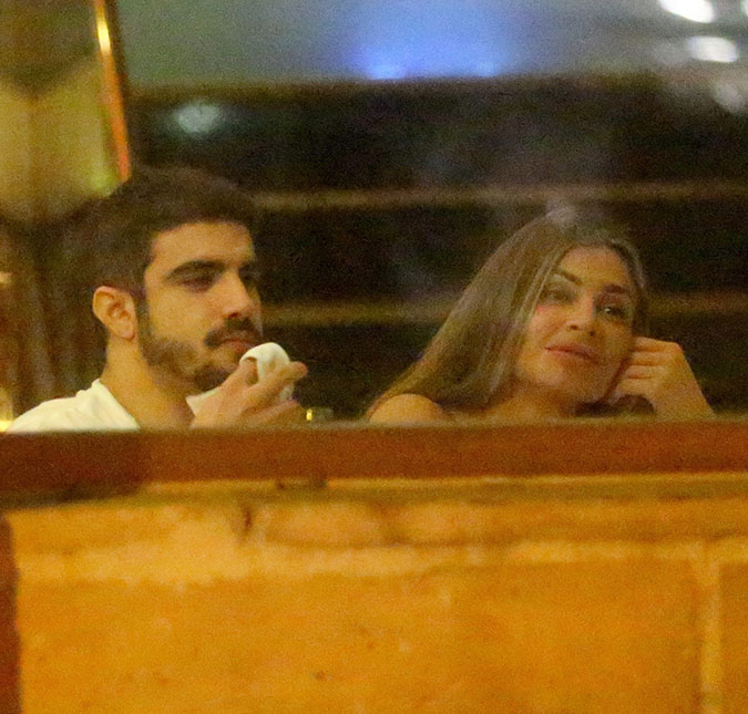 Caio Castro e Grazi Massafera são flagrados aos beijos em aeroporto