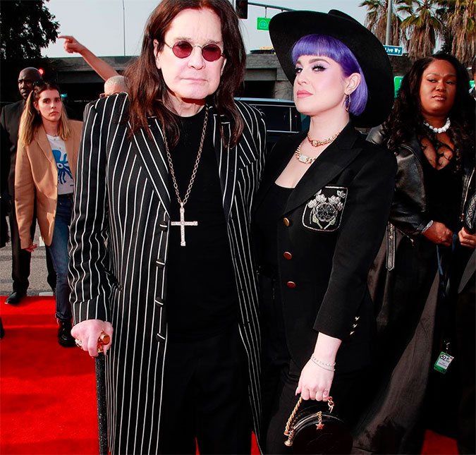 Após revelar que está com Mal de Parkinson, Ozzy Osbourne aparece de bengala no <I>red carpet</I> do <I>Grammy 2020</I>