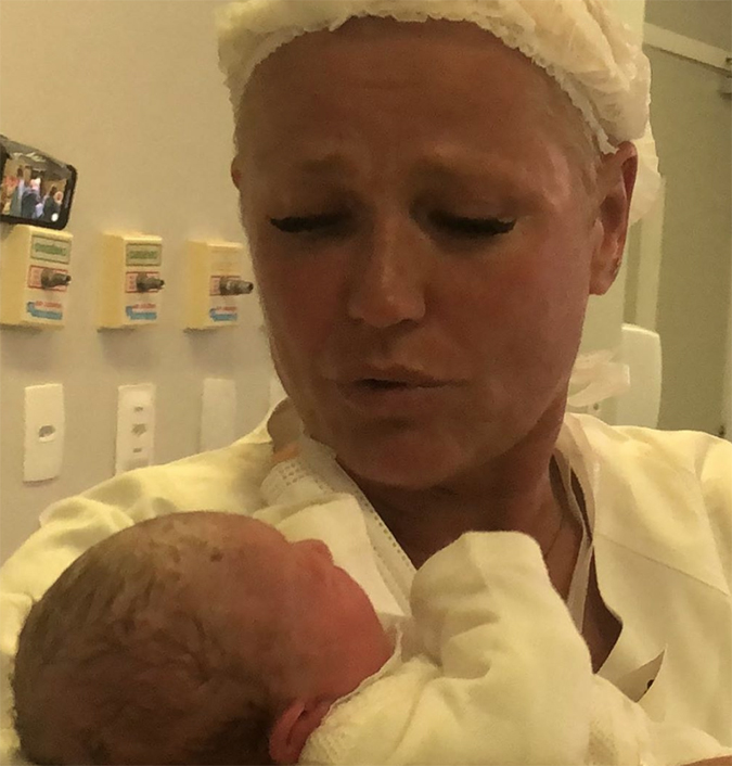 Xuxa Meneghel celebra nascimento de afilhada no mesmo dia do aniversário de sua mãe, Alda: <i>Dia tão especial</i>