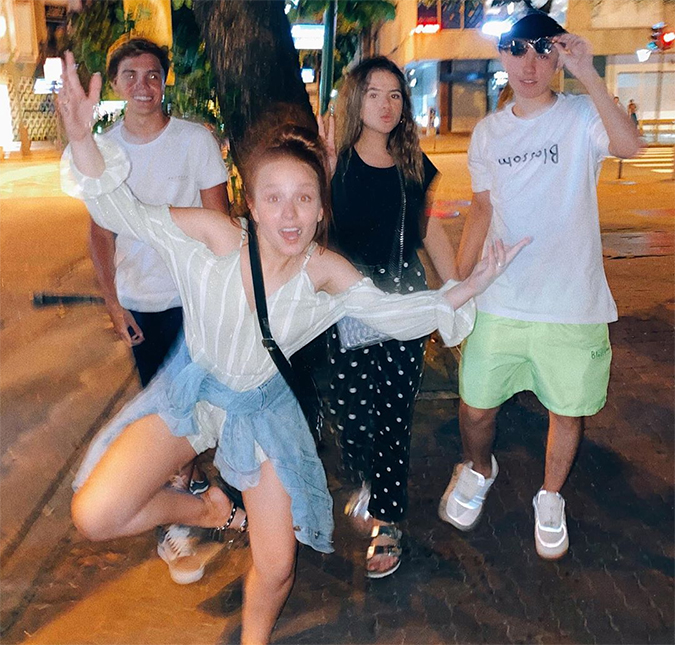 Amor juvenil! Larissa Manoela e Maisa Silva passeiam com os namorados pelo Rio de Janeiro!