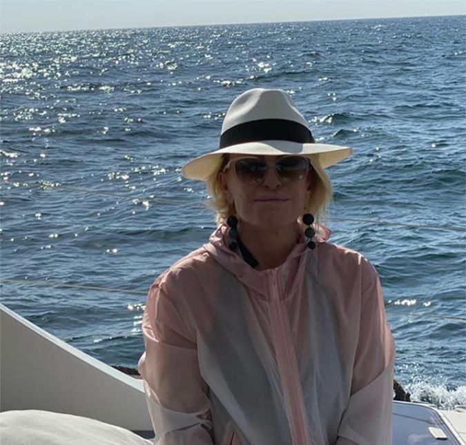 Já em 2020 Ana Maria surpreendeu a todos ao revelar que enfrentaria a doença novamente. Aos 70 anos de idade, ela descobriu um novo câncer no pulmão, mais agressivo e sem a possibilidade de realização de cirurgia. Com isso, ela iniciou o tratamento realizando quimioterapia e imunoterapia: - Fui diagnosticada com outro câncer de pulmão, é um adenocarcinoma, o nome científico dele, semelhante aos outros, mas que é mais agressivo e não é passível de cirurgia ou de radioterapia. Descobri agora no começo do ano. Já estava sabendo há um tempo. No dia 24 de janeiro eu recebi o primeiro ciclo de tratamento, uma combinação de quimioterapia com imunoterapia. Normalmente quando se faz quimioterapia e imunoterapia têm-se efeitos colaterais, têm sintomas que quem faz quimioterapia sabe, quem já conviveu com quem faz quimioterapia sabe que tem dias que você fica mais. E é por isso que eu preciso falar com vocês aí de casa, tem dias que você fica mais sensível. Em alguns dias eu não sei, tenho mais uns ciclos de imunoterapia e quimioterapia. Espero estar com vocês até o dia 7, explicou ela no programa. Ana Maria saiu de férias dias antes, no entanto, para cuidar da saúde. Ela ficou afastada por pouco mais de um mês: - Quero contar com sua força aí do outro lado e suas orações. Tenho muita fé, tenho uma força que vem de Deus, acredito que vou sair dessa e vou dividindo esses momentos com vocês, finalizou ela. O assunto repercutiu muito entre os colegas de emissora e também nas redes sociais. Ana Maria recebeu diversas mensagens de apoio e agradeceu por todas as orações e desejos positivos que têm recebido após a revelação. Em 24 de abril de 2020, a apresentadora afirmou que estava curada da doença: - Pelo protocolo todo, agora saio de um tipo de quimio [quimioterapia], agora só imunoterapia vai agir. A que dá mais mal estar, essa eu não tomo mais. Essa nada mais é que seu próprio organismo crie anticorpos. Continuo fazendo tratamento para garantir.
