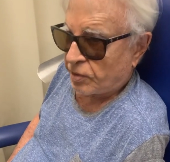 Cid Moreira escorrega em escada e recebe ajuda médica: <i>Como vamos ficando frágeis</i>