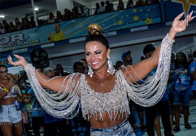 Viviane Araújo cai no samba e exibe corpo escultural em ensaio da Beija-Flor; veja as fotos!