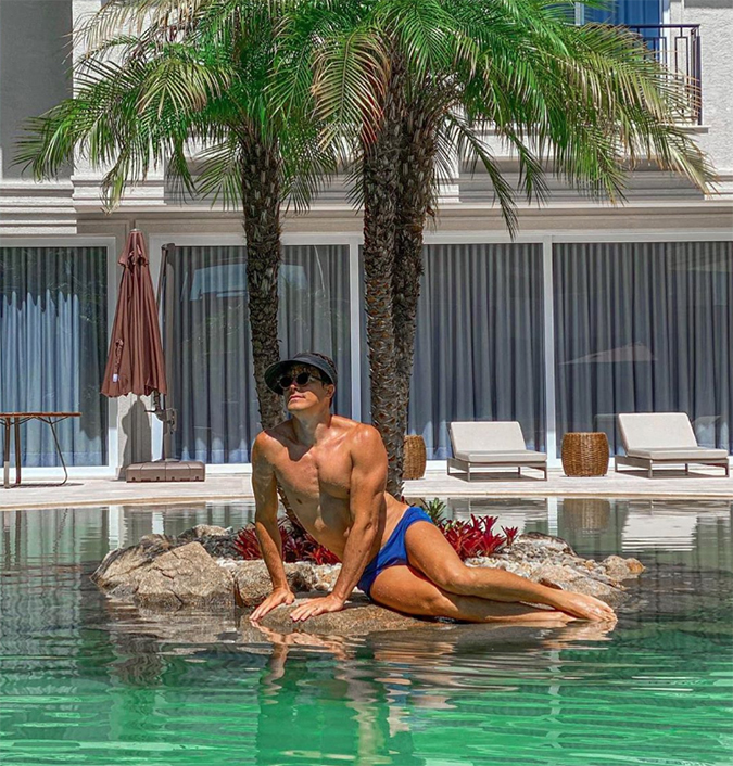 Rodrigo Faro posa na piscina e fãs tiram sarro: <i>Parece uma sereia</i>
