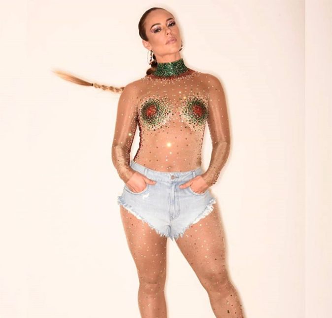 Paolla Oliveira é outra famosa empenhada nos ensaios e, assim como Sabrina, também já causou alvoroço ao mostrar um dos looks que vestiu para cair no samba. A atriz é da Grande Rio e vestiu essa roupa transparente, com brilhos na cor da escola de samba, com apenas um shorts e os seios cobertos. Choveram elogios para a musa, por conta do corpão escultural!