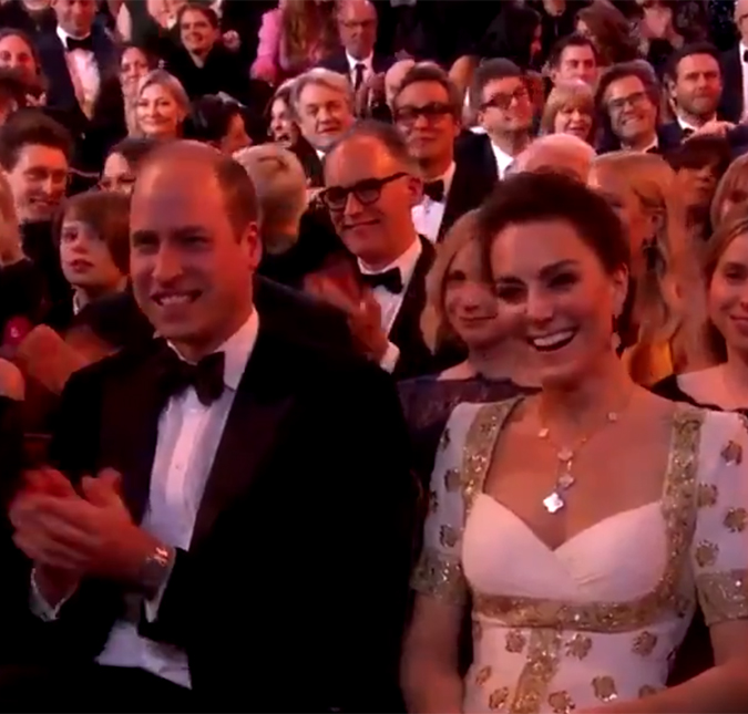 Príncipe William e Kate Middleton comparecem à premiação e dão risada de piada sobre príncipe Harry!