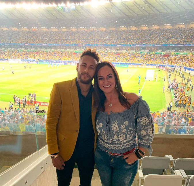 Nadine acompanha o filho em vários momentos distintos, sejam eles um jogo de futebol... Nadine acompanha o filho em vários momentos distintos, sejam eles um jogo de futebol...