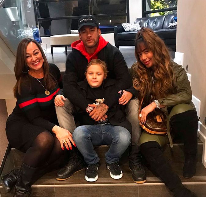 Aqui, vemos uma clique super fofo de Nadine, Neymar, Davi Lucca e Rafaella. Muito amor, né? Aqui, vemos uma clique super fofo de Nadine, Neymar, Davi Lucca e Rafaella. Muito amor, né?