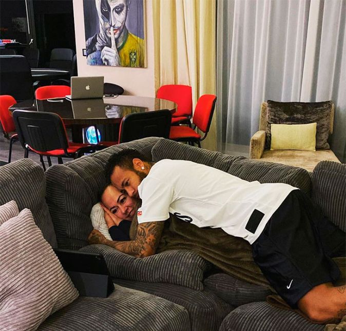 E pelo visto, ele gosta mesmo de colo de mãe, hein? E pelo visto, ele gosta mesmo de colo de mãe, hein?