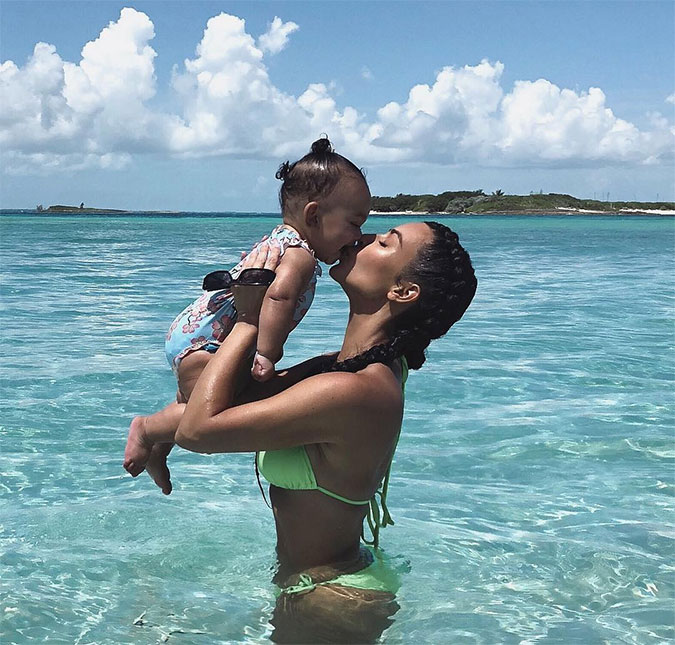 Kim Kardashian revela que filha Chicago está com cicatriz no rosto após cair de cadeirão